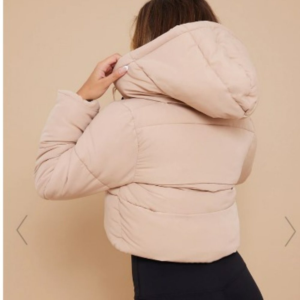 PrettyLittleThing Beige Cropped Hooded Puffer with Black Lining - Picture 3 of 5